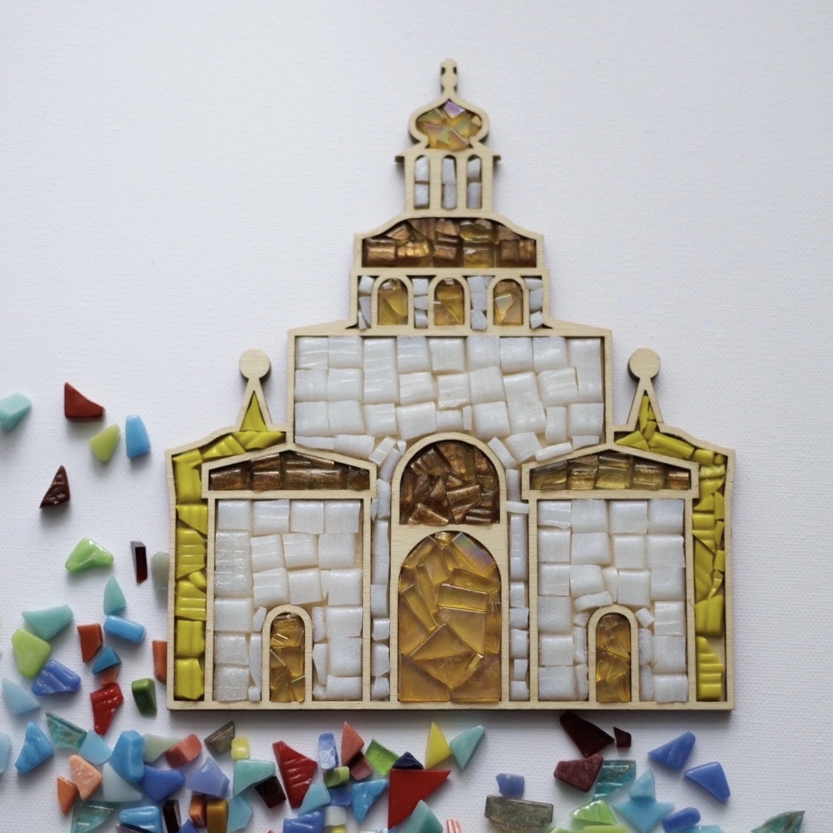 Храмы по форме из смальты и художественного стекла